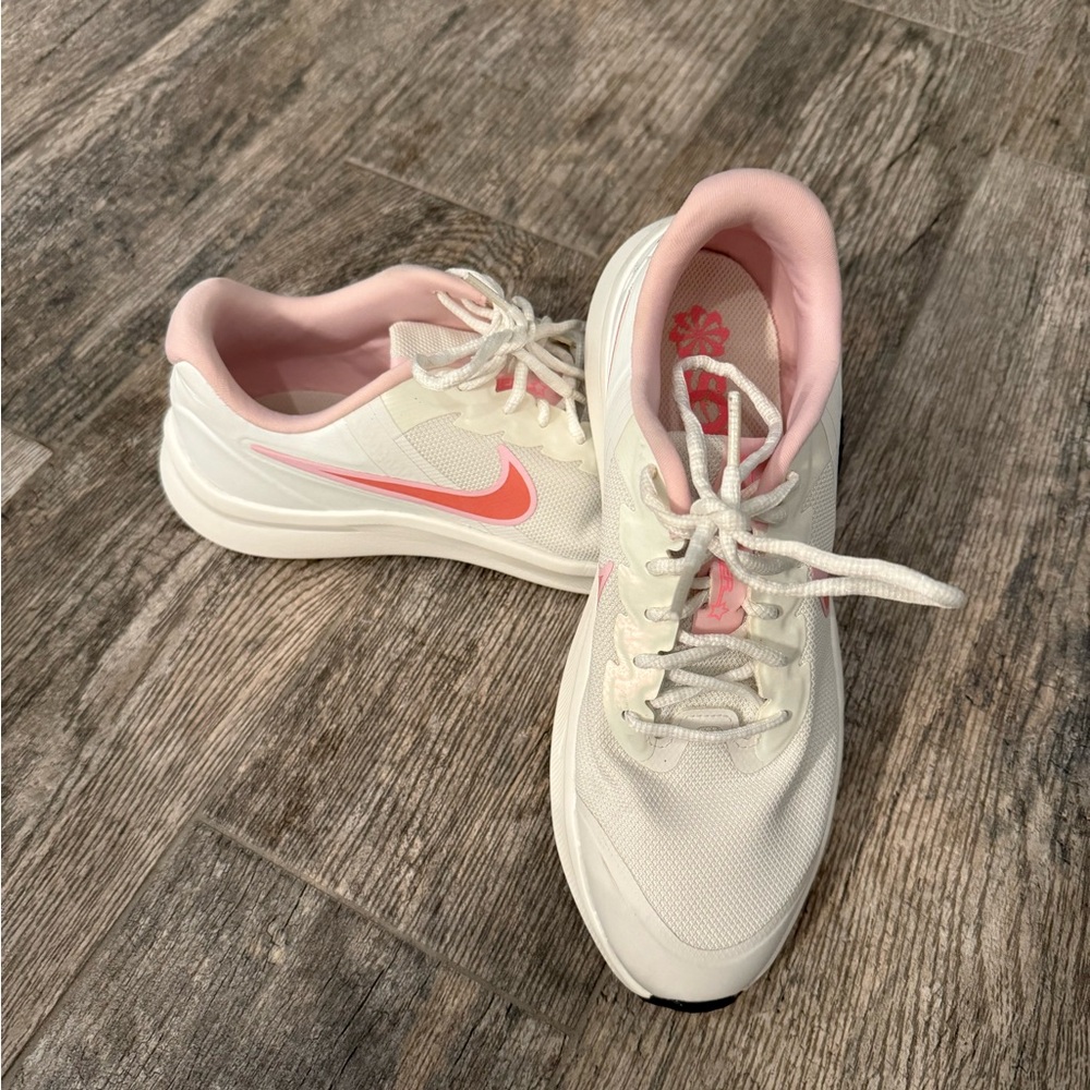 Nike Star Runner 3 SE Cream and Pink Sneakers